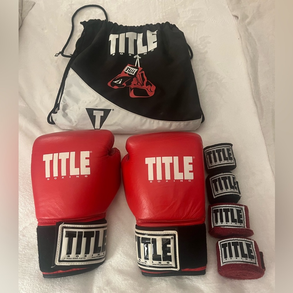 Title Boxing Gloves. Leather.12 oz. 2 sets of elastic wraps.Excellent condition